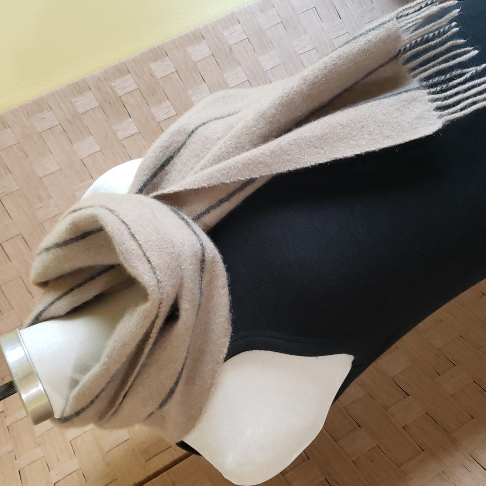 Amicale Cashmere Scarf - Picture 5 of 6